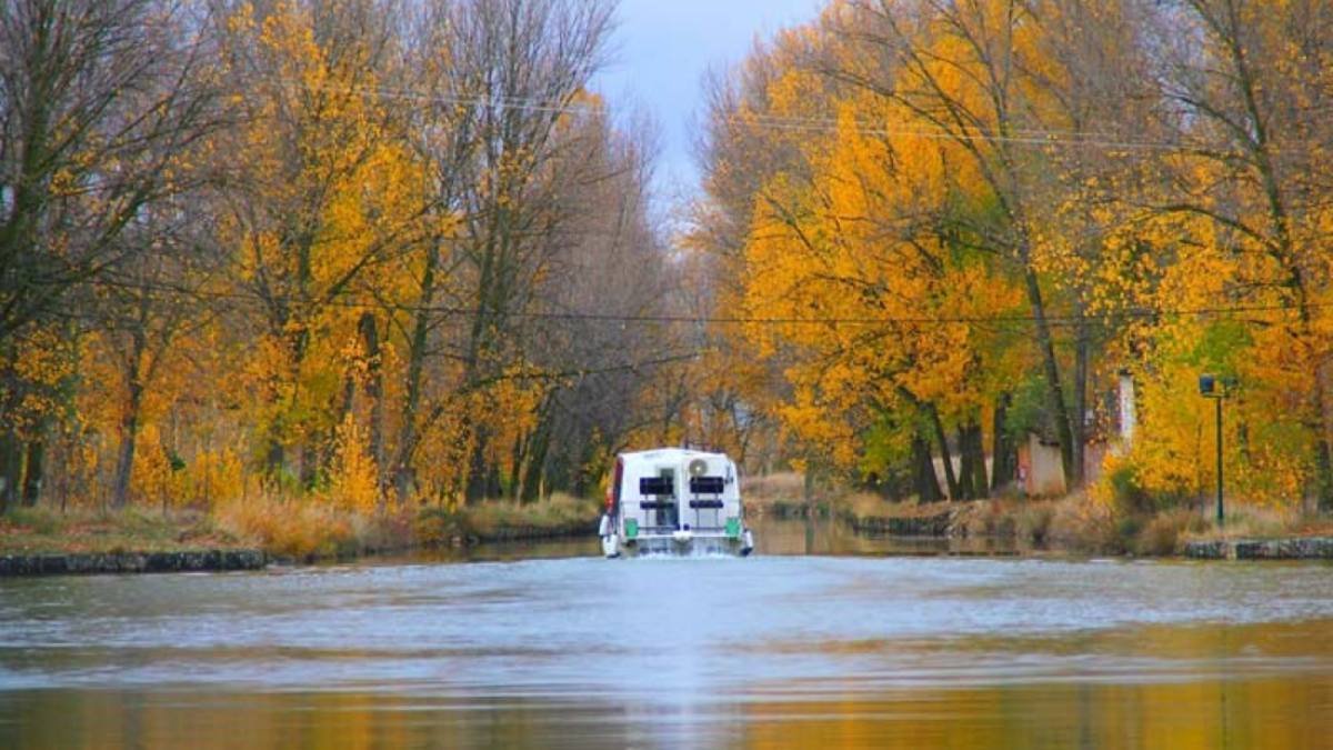 La navegación por el Canal de Castilla en Medina de Rioseco ofrece una experiencia única entre paisajes otoñales