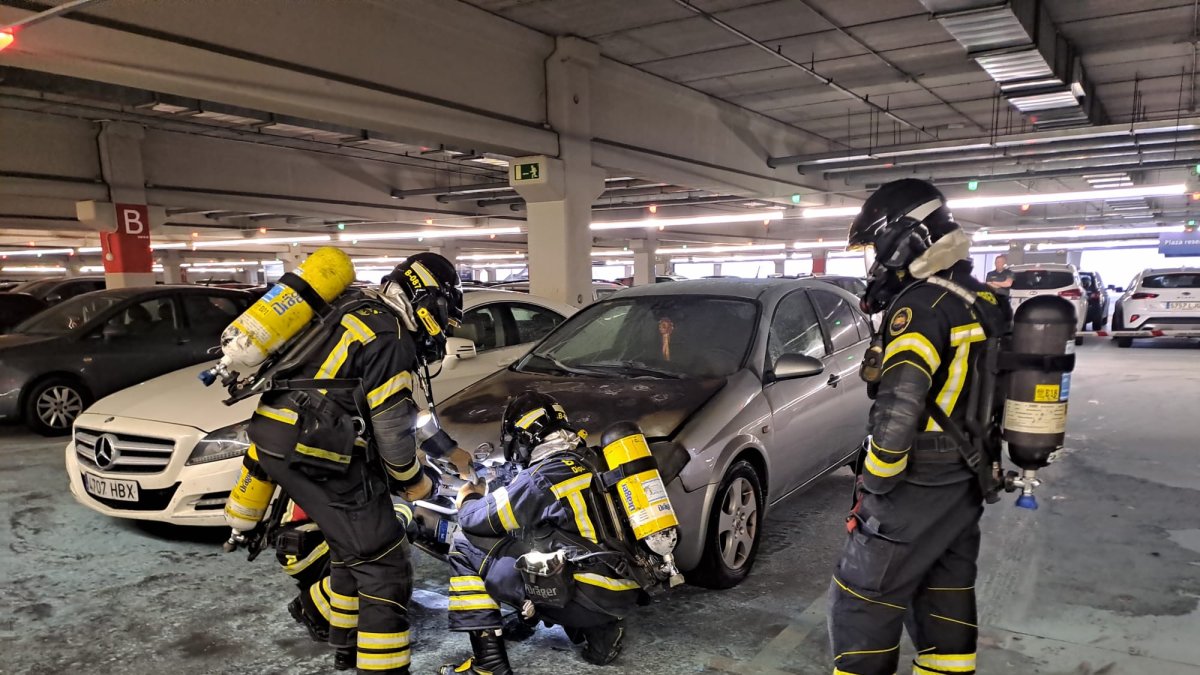 Incendio de un coche en el parking subterráneo de Río Shopping.