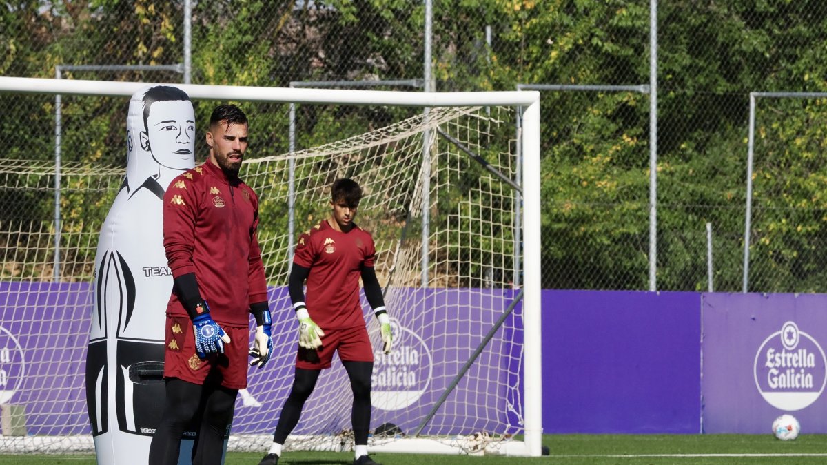 Guilherme, en primer plano, y Aceves, durante un entrenamiento del Real Valladolid.