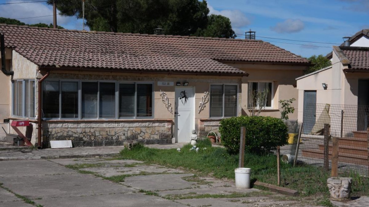 Exterior del antiguo chalé de Óscar en Traspinedo este lunes tras conocerse la aparición de un sótano oculto.