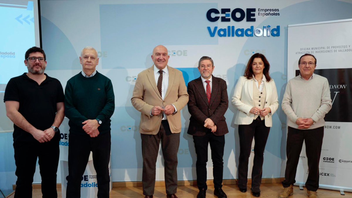 Presentación del balance del décimo aniversario de Valladolid Traspasa con la presencia del alcalde.