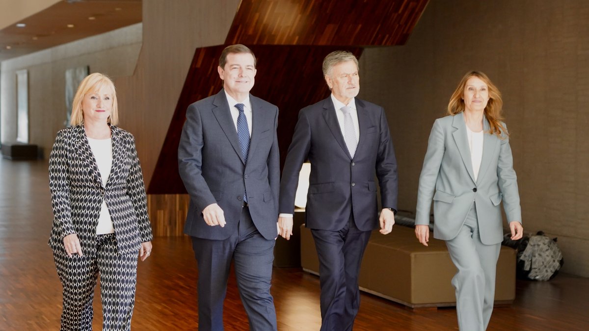 Leticia García, Alfonso Fernández Mañueco, Francisco Vázquez y Rocío Lucas a su llegada al pleno