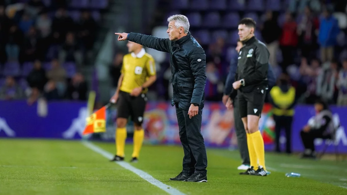 Escribá indica algo durante el partido.
