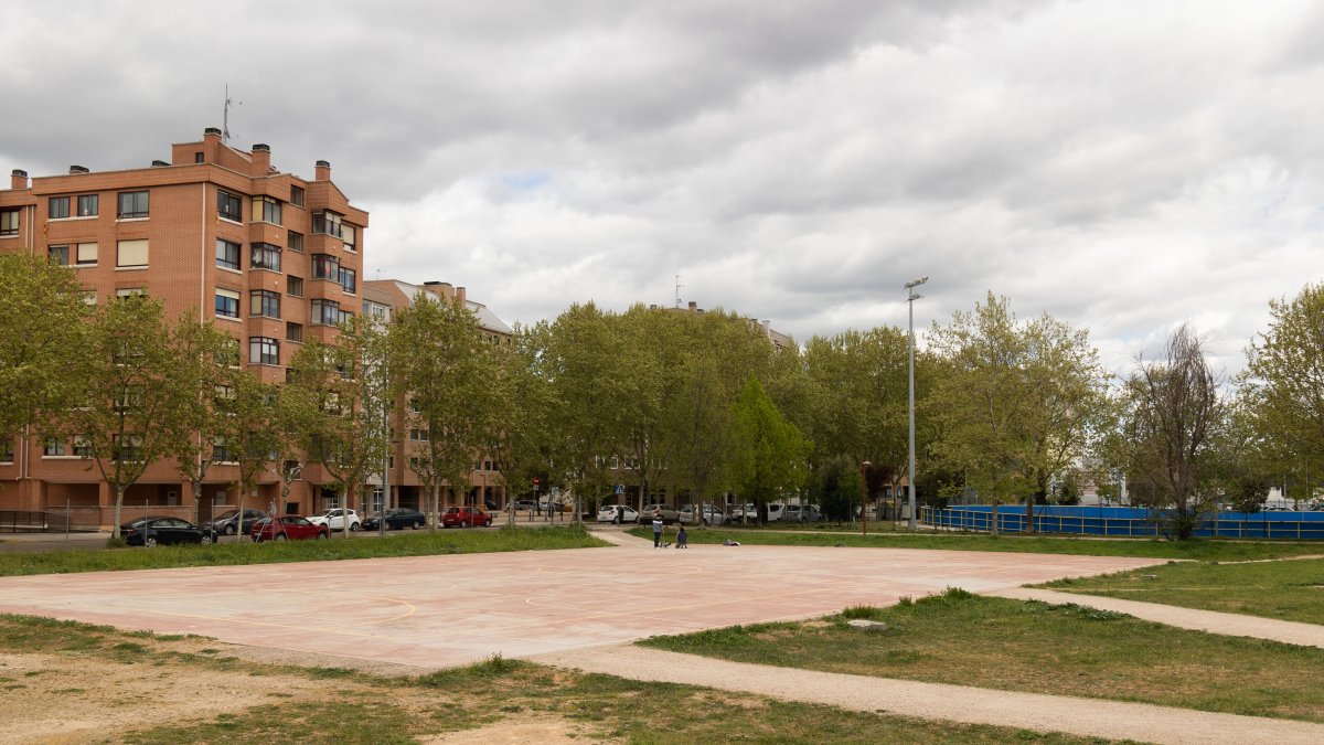 Terreno en el que se ubicará el futuro polideportivo del colegio Miguel Delibes.
