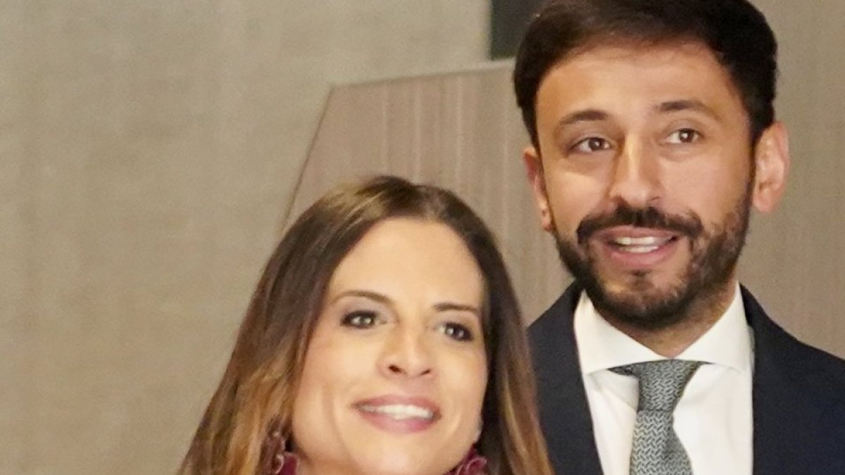 Nuria Rubio en los pasillos de las Cortes con otros miembros del grupo socialista.