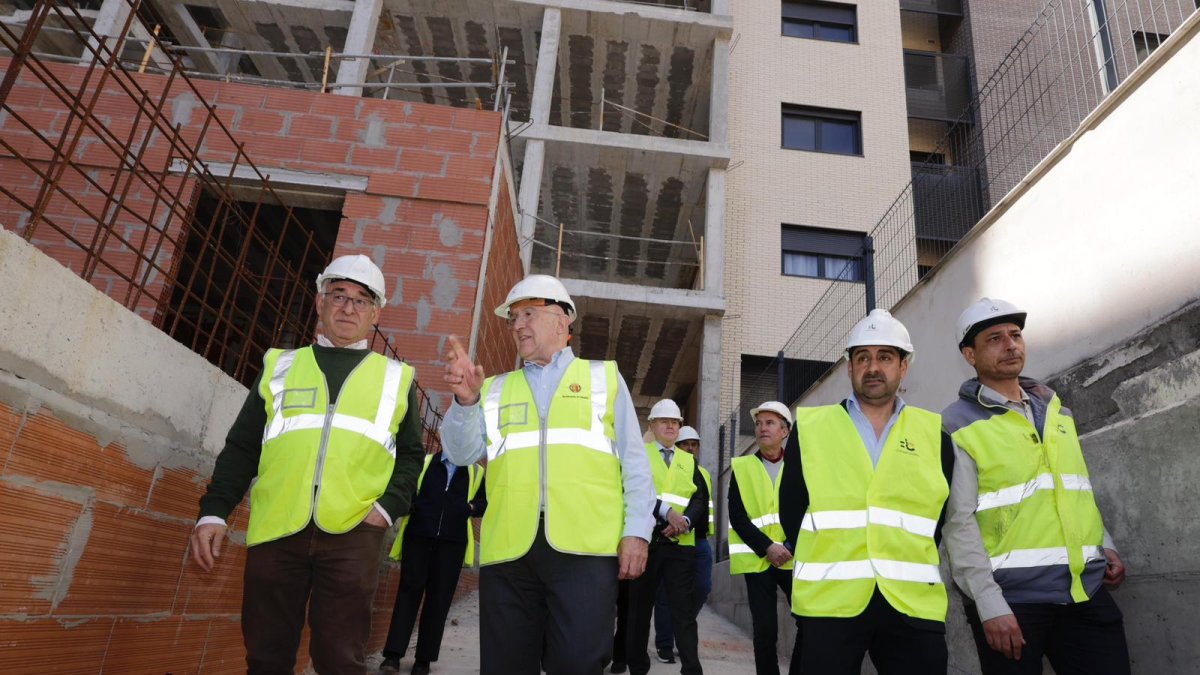 Carnero visita la promoción de VIVA en la calle Eneldo de Valladolid.