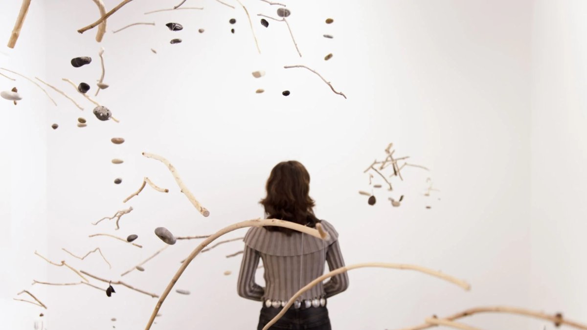 Una mujer contempla la instalación ‘Inteligencia compartida’.