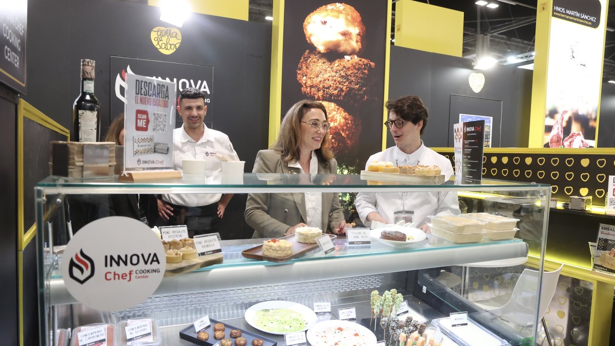 La consejera en funciones de Agricultura, Ganadería y Desarrollo Rural, María González Corral, visita el espacio expositivo de Tierra de Sabor en el Salón Gourmets 2026.