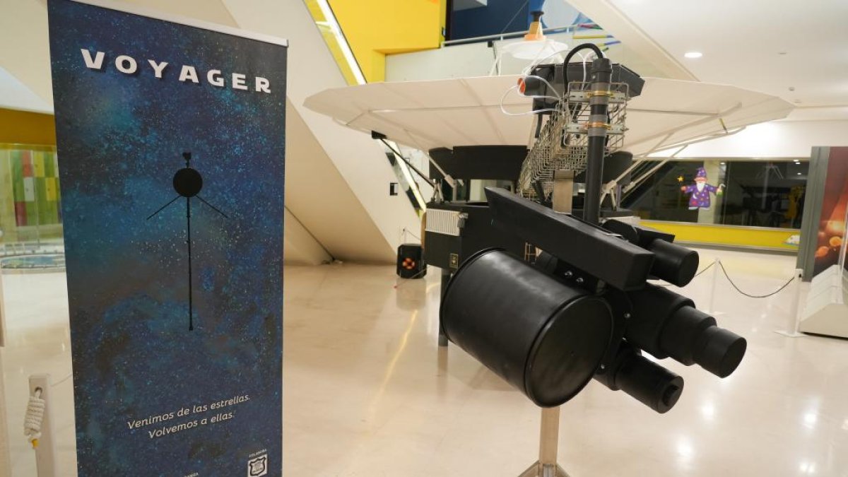 Museo de La Ciencia. Maqueta a tamaño real de una de las sondas espaciales Voyager.