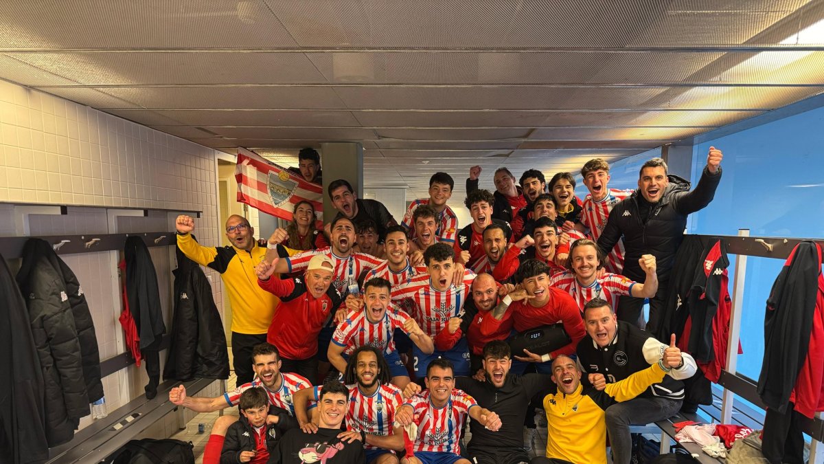 El Atlético Tordesillas celebra su última victoria a la épica en Palencia.
