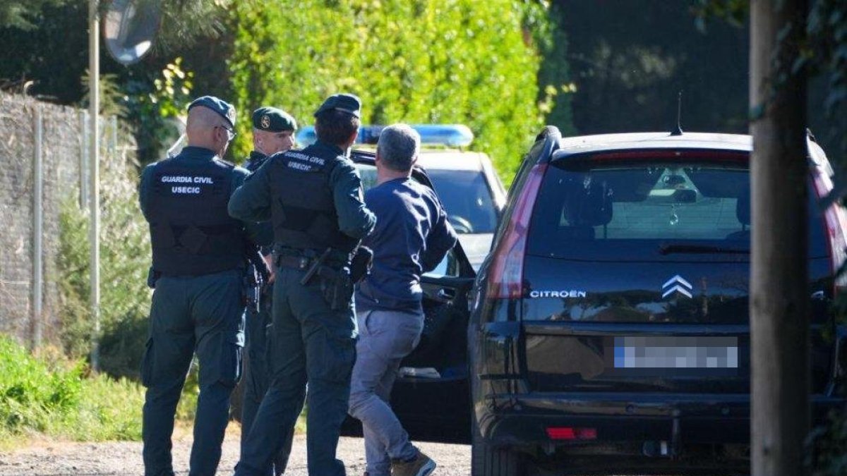 Momento en el que el acusado Óscar sale de su coche para acceder a la que fuera su casa en Traspinedo