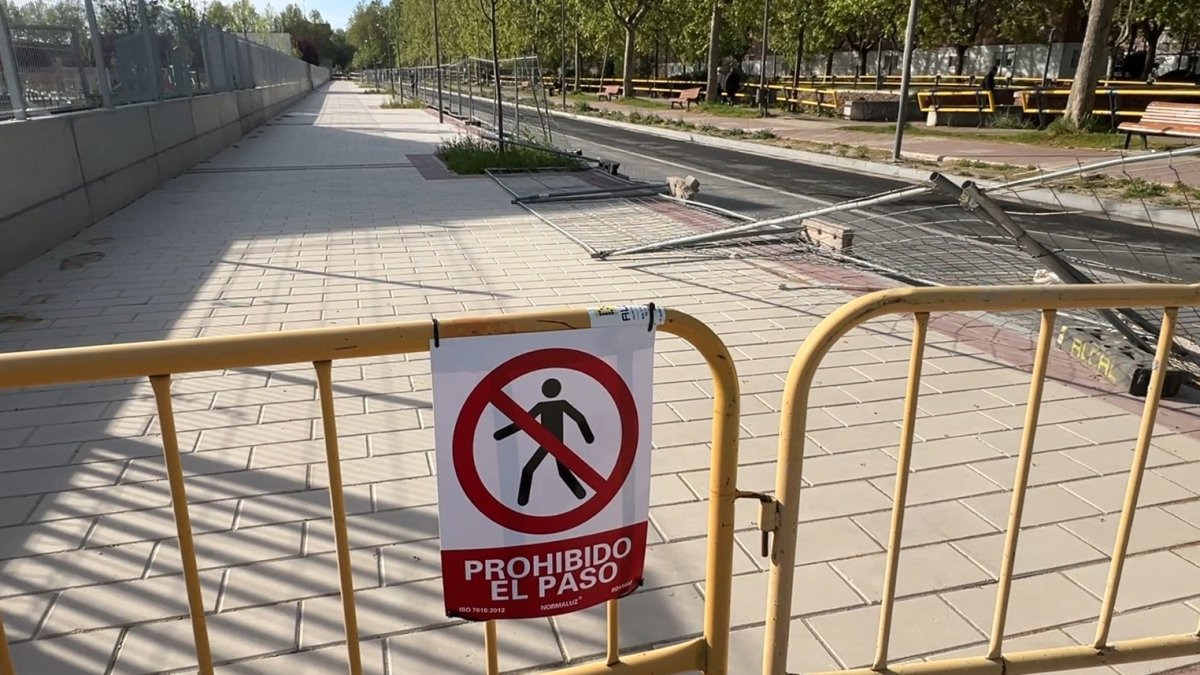 Las vallas permanecen en el Paseo del Cauce a pesar de que el centro deportivo abrió en octubre.