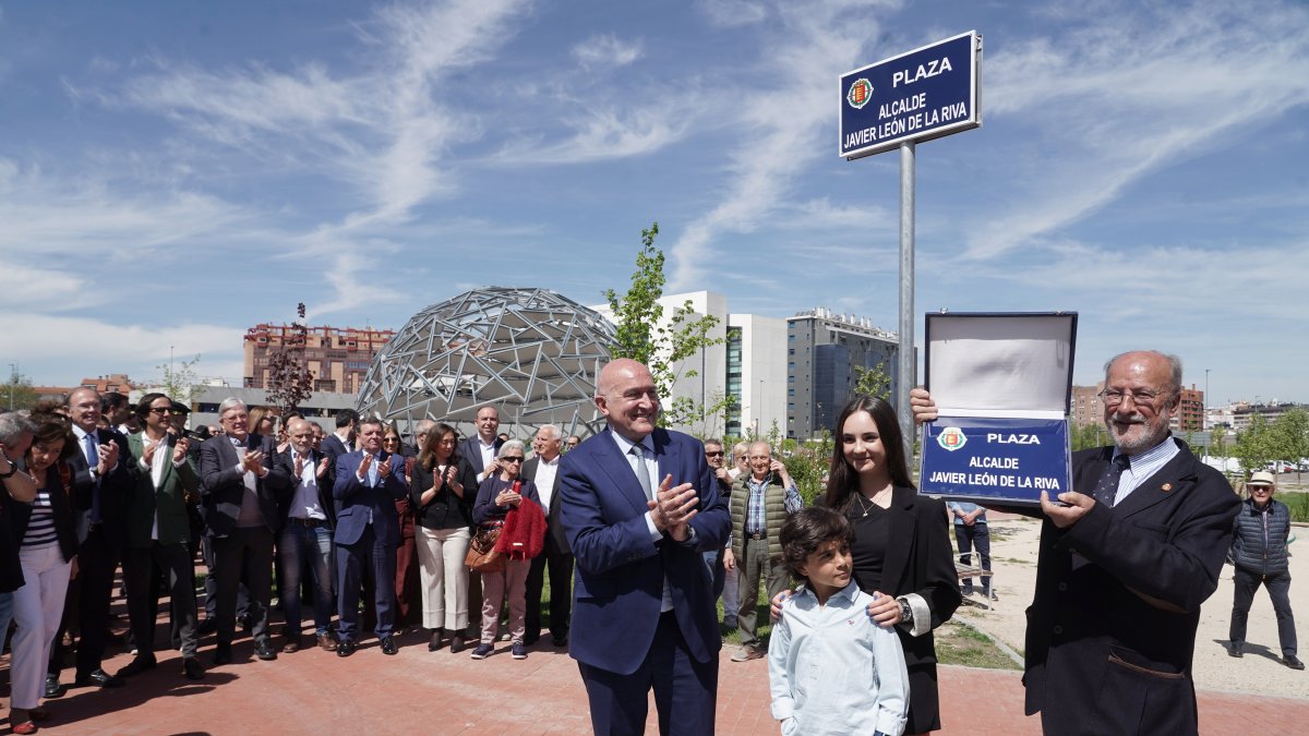 El alcalde de Valladolid, Jesús Julio Carnero, inaugura la plaza León de la Riva junto al exalcalde León de la Riva, en la Ciudad de la Comunicación.