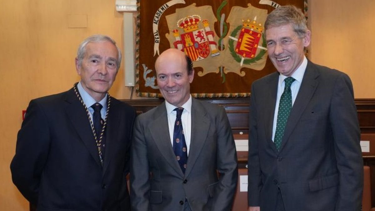Jesús García-Cruces, junto a Luis Javier García Frade (I) y José María Eiros (D) en el acto de presentación