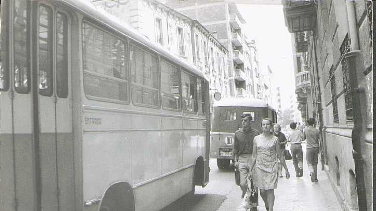 Varios autobuses en la calle López Gómez de Valladolid en los años 70