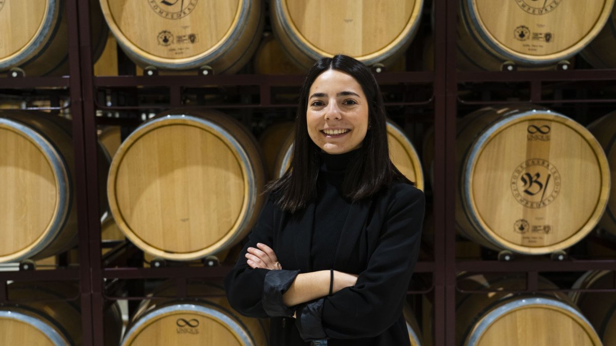 Andrea Benito, en la sala de barricas de Bodegas Briego.