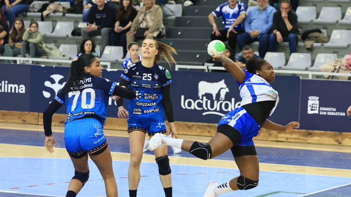 Kadi Jallow lanza a portería ante Bera Bera.