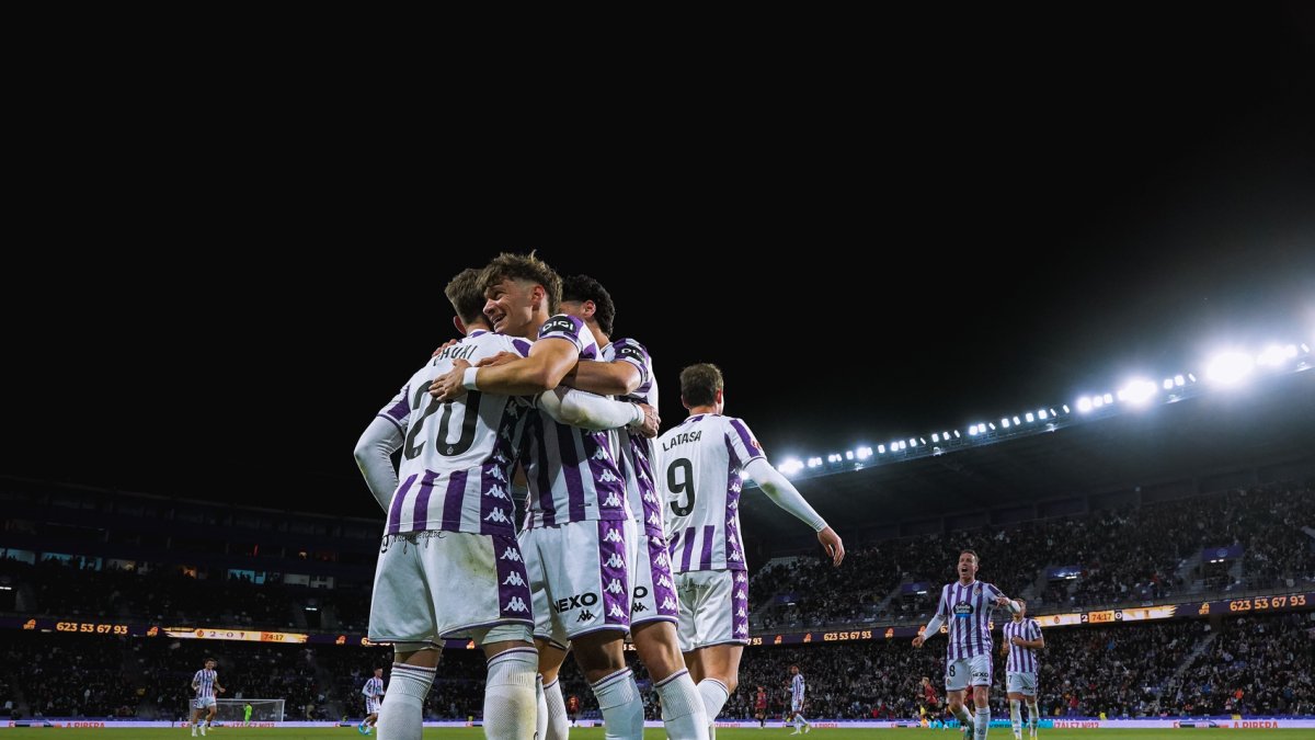 Jugadores blanquivioleta celebran uno de los goles al Cádiz.