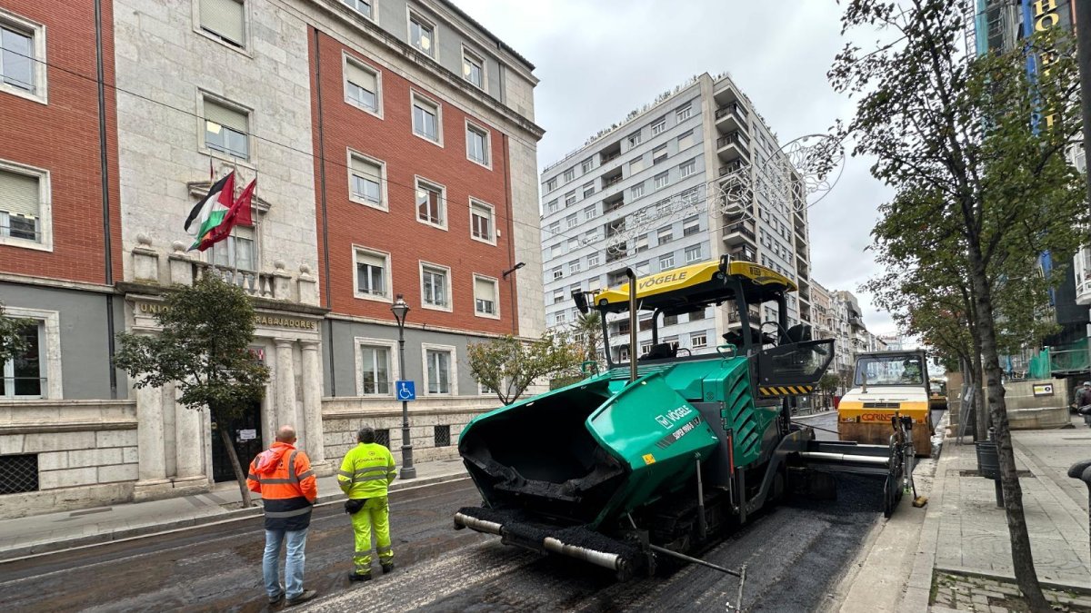 Operarios trabajando una calle de Valladolid, en una imagen de archivo
