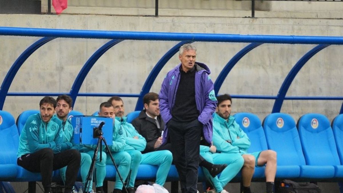 Escribá en el banquillo durante el último partido en Andorra.