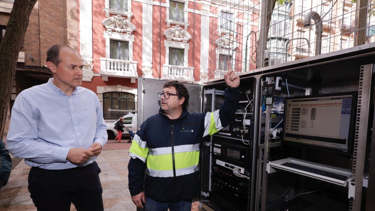 El concejal Alejandro García Pellitero revisa la estación portátil de la ZBE.