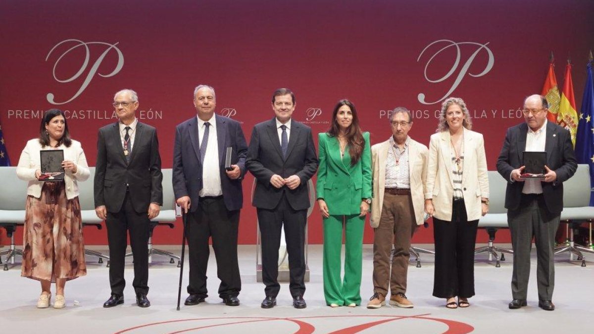 Foto de familia de Alfonso Fernández Mañueco con los galardonados en los Premios Castilla y León 2025.