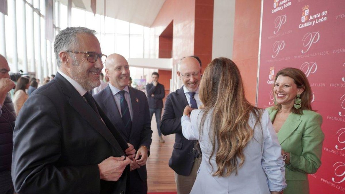 El portavoz de Vox en las Cortes, Carlos Pollán, junto a procuradores de su grupo.