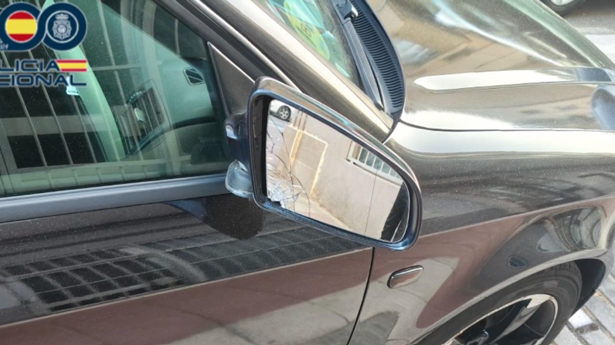 Daños provocados por los dos detenidos en un coche