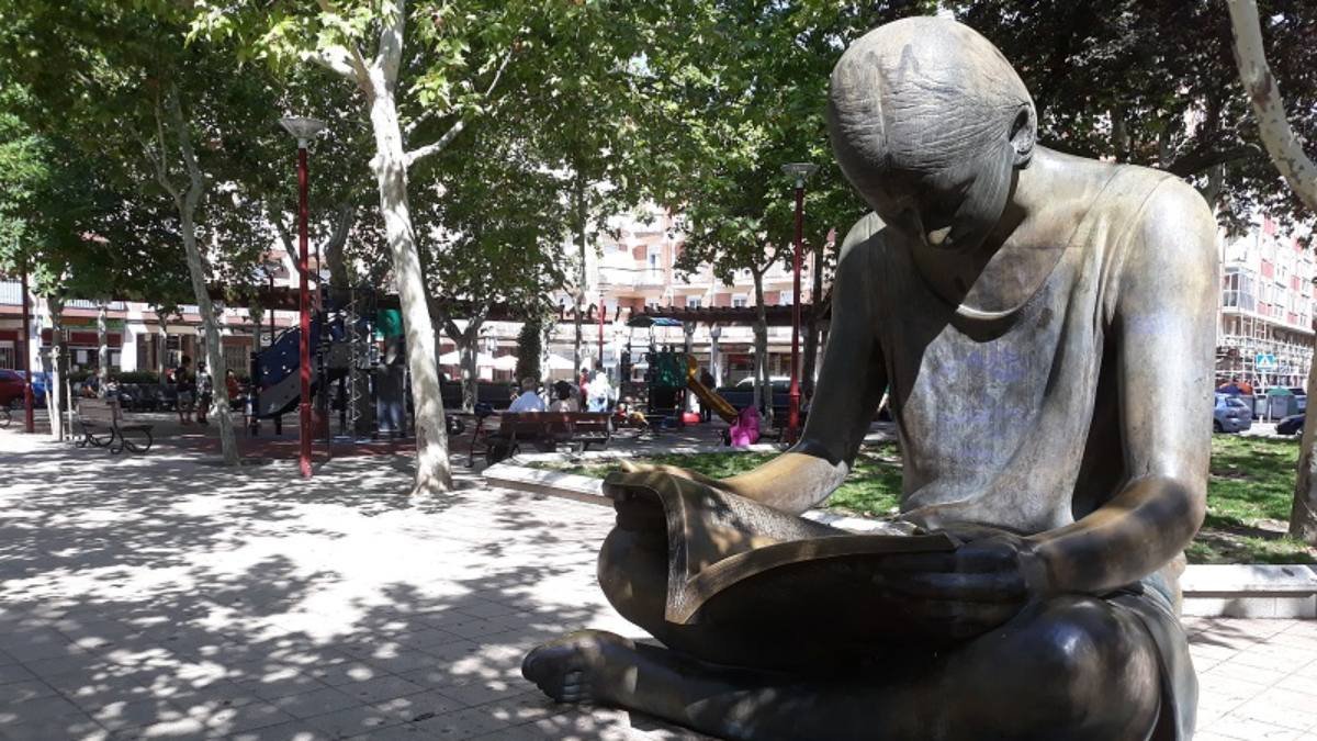 La 'Niña leyendo', obra de Belén González en Valladolid, sostiene un fragmento de Sara de Ur en un gesto silencioso de homenaje a la literatura