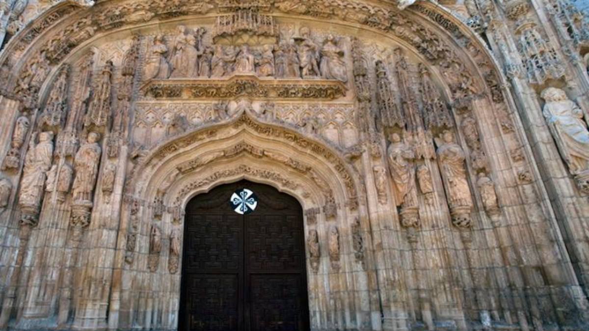 Detalle de la portada de la Iglesia de San Pablo, punto de inicio de la Ruta del Hereje en Valladolid