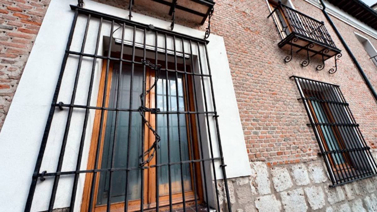 La ventana con la cadena, símbolo de la leyenda del bautizo de Felipe II en Valladolid