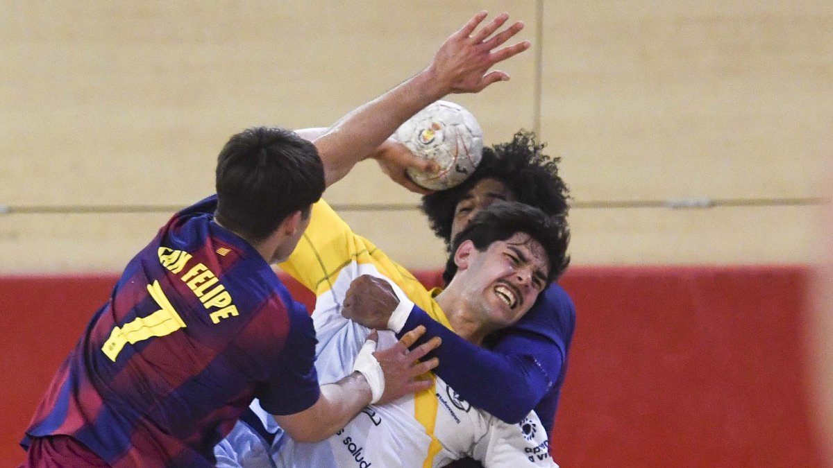 Gustavo Oliveira es agarrado por Lopes y San Felipe ante el Barça Atlétic.