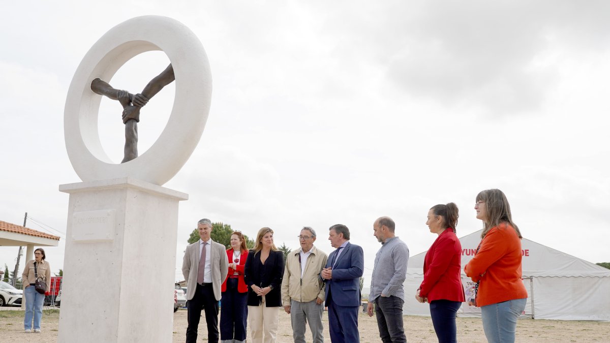 Inauguración de la escultura 'Lazo comunero', que domina la campa de Villalar (Valladolid).