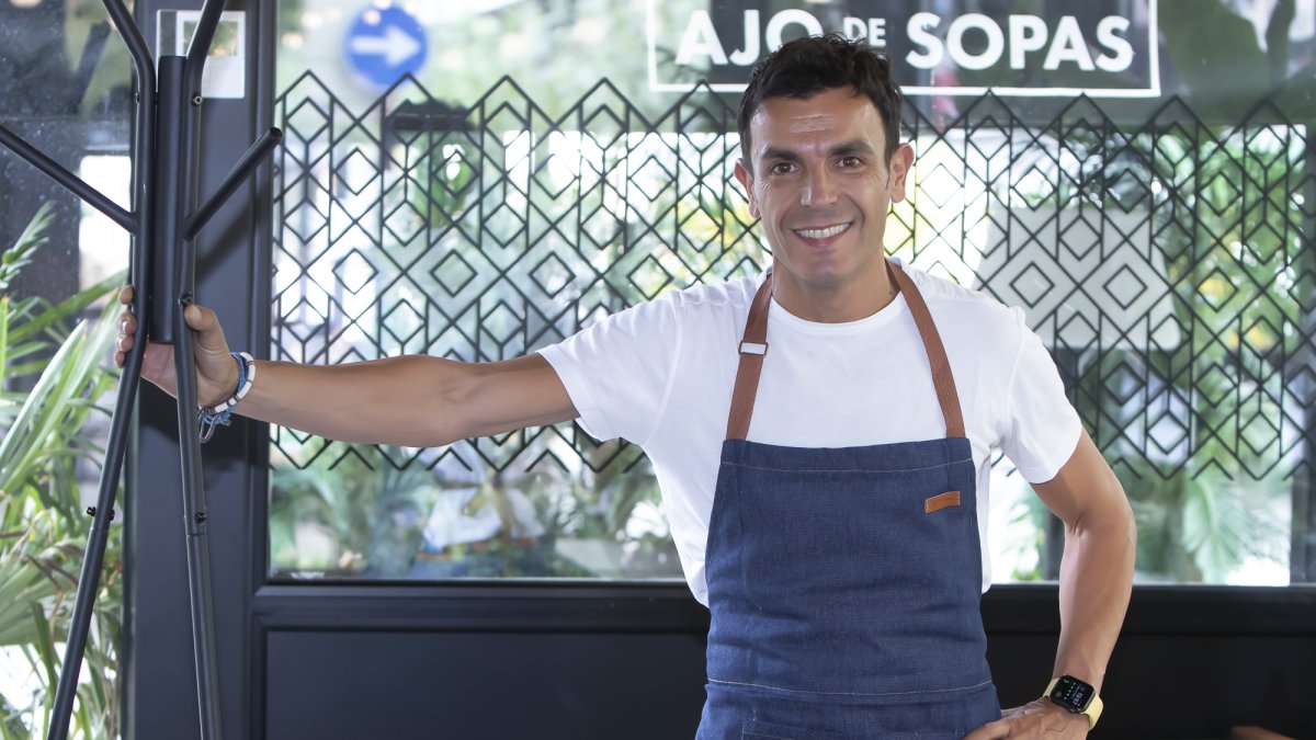 Alberto Soto, chef y propietario de Cepa 21 y Ajo de Sopas, en la terraza exterior donde se sitúa el invernadero.