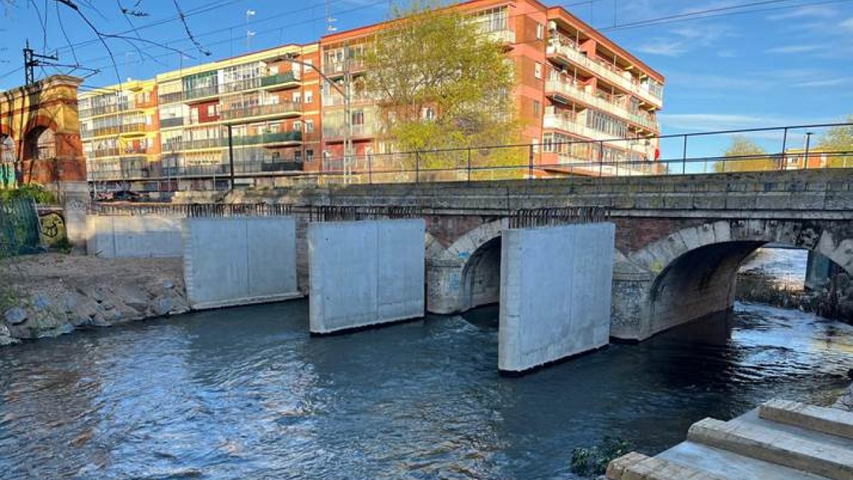 Ejecución de la nueva estructura de la tercera vía del AVE sobre el río Esgueva