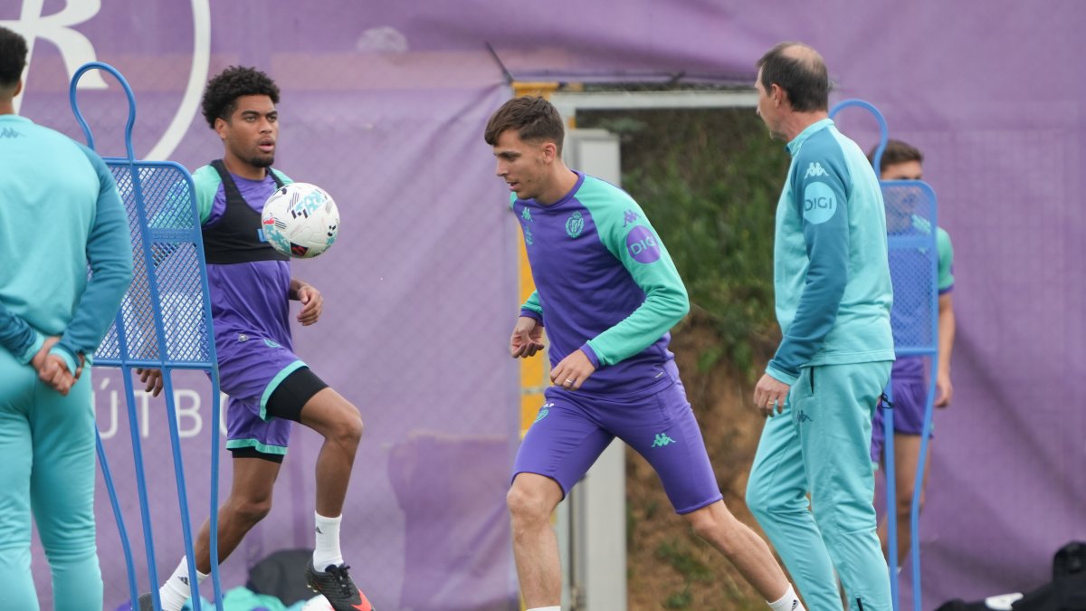Alejo conduce el balón durante el entrenamiento del martes, con Ponceau a la izquierda.