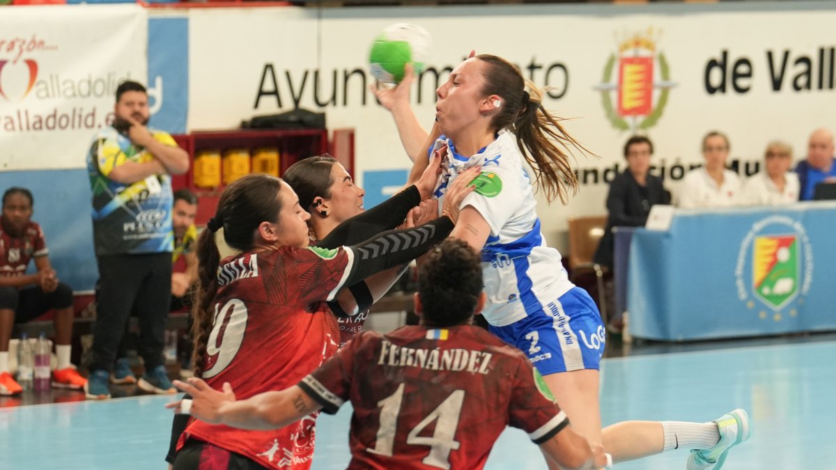 Nerea Patiño intenta lanzar ante la oposición de dos jugadoras de Zonzamas.