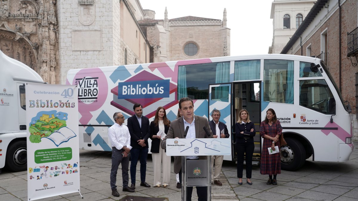 El presidente de la Diputación de Valladolid, Conrado Íscar, presenta las actividades que se va a realizar con motivo del 40 aniversario de los bibliobuses