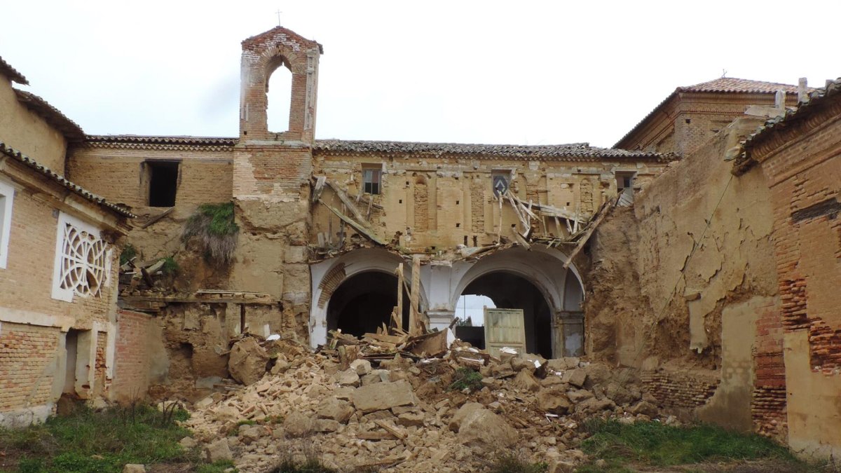 La iglesia del Convento de San Bernardino de Siena, en Cuenca de Campos, tras el primer derrumbe de la bóveda lateral, en 2025.