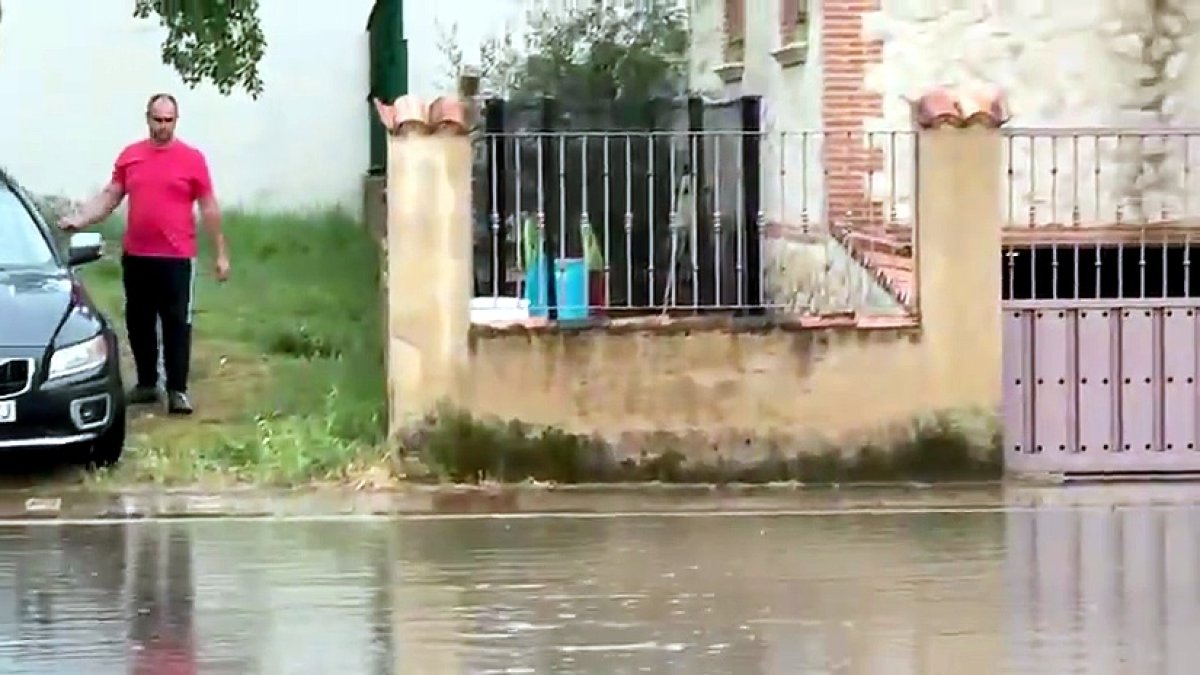 La tormenta provoca inundaciones de calles y bajos de las viviendas en Tudela de Duero (Valladolid).-PHOTOGENIC