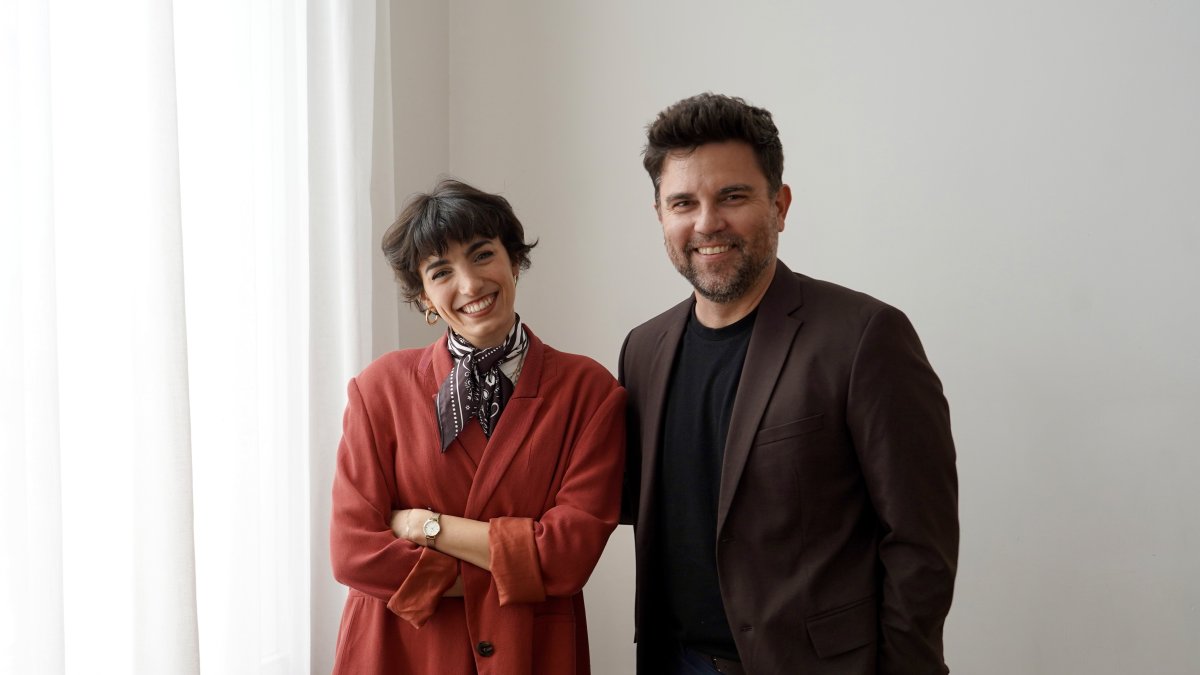 Los actores Nico Baumgartner y Mónica Solaun en la presentación de 'Tootsie. El musical'