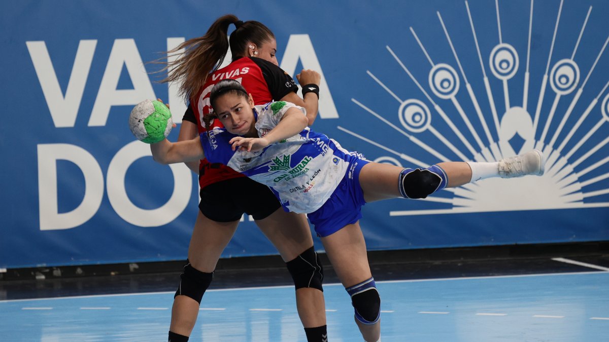 Sandra Monteagudo intenta lanzar ante Morvedre.
