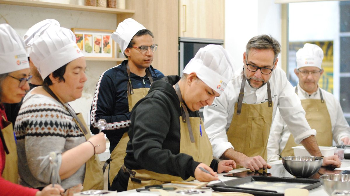 El chef Estrella Michelin Miguel Ángel de la Cruz inaugura BeChef, un proyecto que une alta cocina, formación e inclusión social.