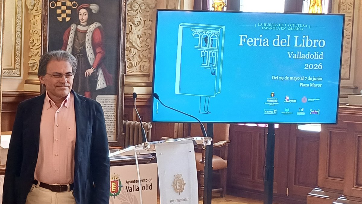 Ojeda junto a una imagen del cartel diseñado por Amargo