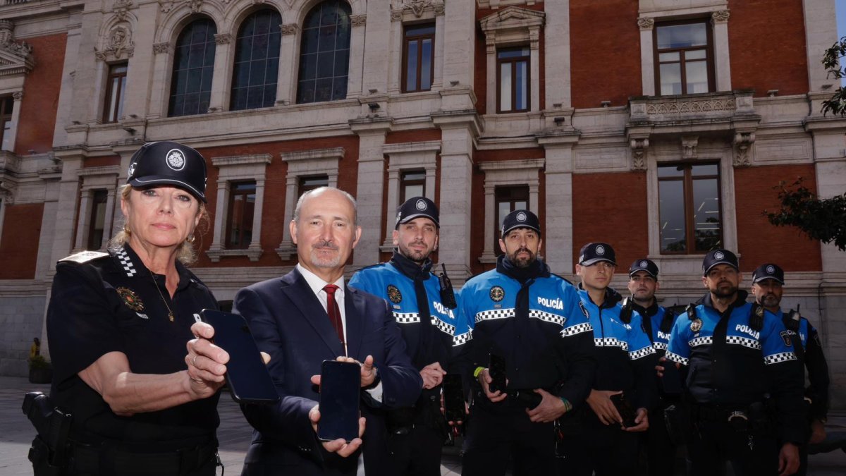 Alberto Cuadrado y Julia González presentan los nuevos móviles de la Policía Municipal