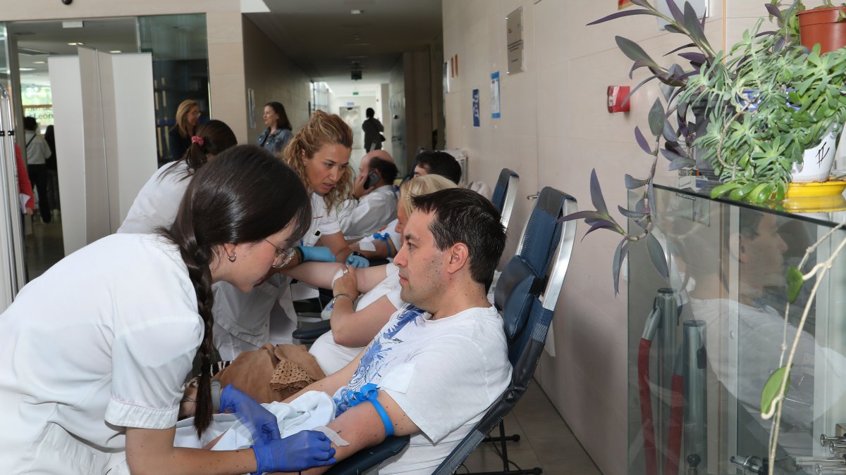 En la imagen el viceconsejero de Asistencia Sanitaria, Planificación y Resultados en Salud, Jesús García-Cruces Méndez(2I) ; y el gerente del complejo Asistencia, José Jolín (I) donando