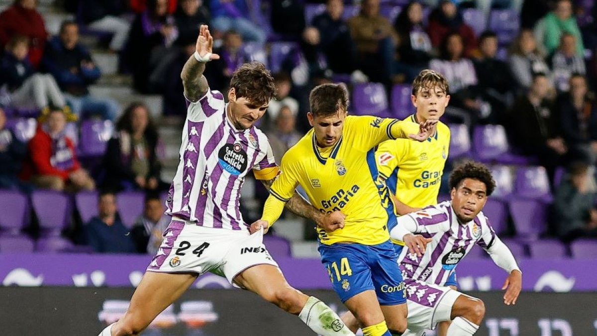 Juric disputa un balón en el duelo jugado ante Las Palmas en la primera vuelta en Zorrilla.