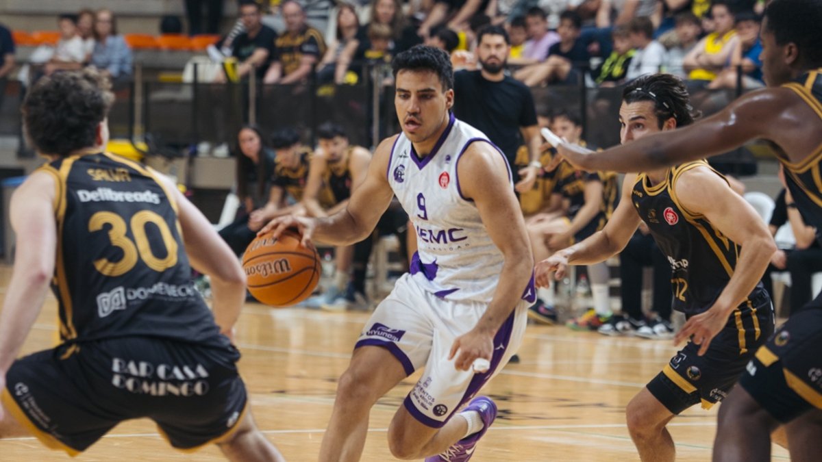 Pau Isern en una transición durante el partido de ida jugado en Llíria.