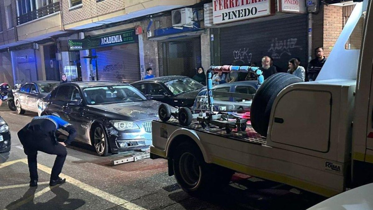 Momento en el que la grúa municipal recoge el vehículo autor del accidente.