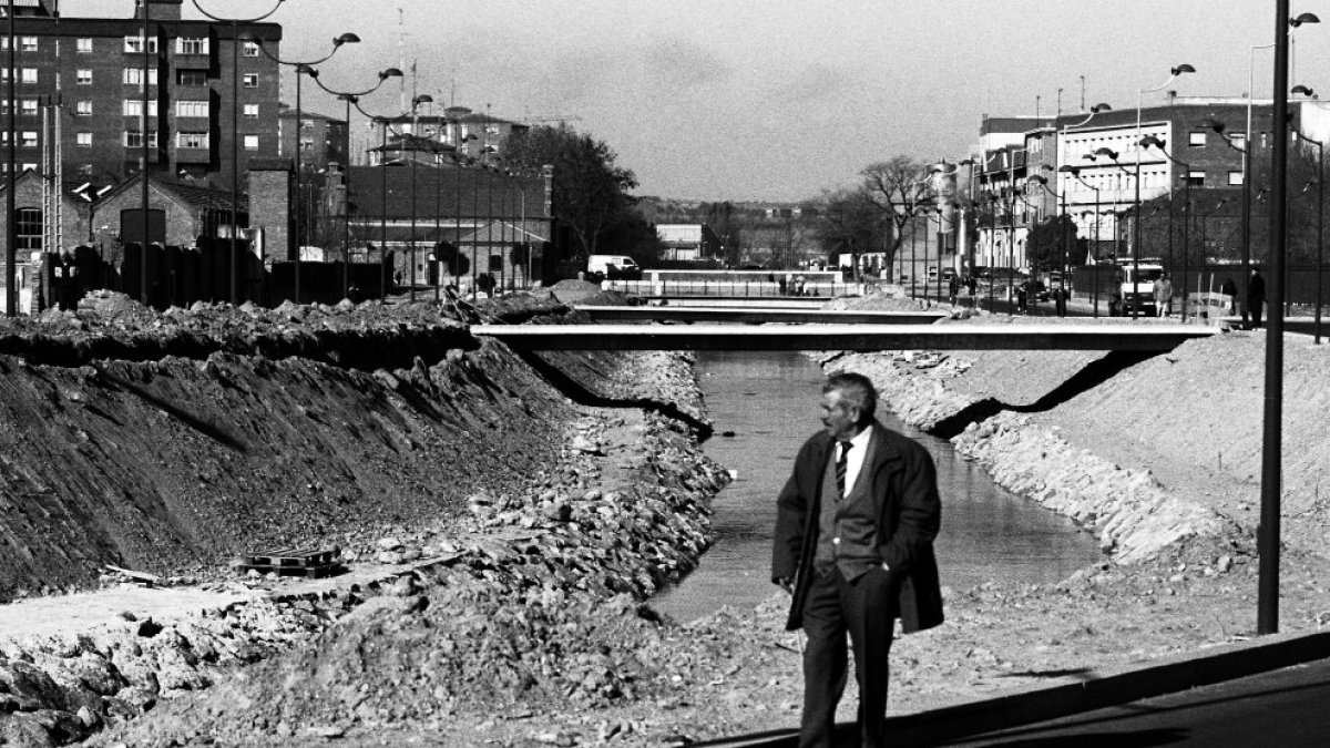 Con el río Esgueva fluyendo a contracorriente, el Paseo del Cauce recorre la huella del antiguo cauce y reúne un puñado de negocios veteranos que se consideran